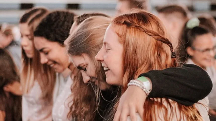 Grupo de adolescentes riendo juntos