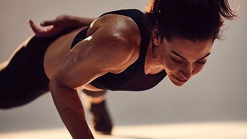 Mujer haciendo flexiones durante un entrenamiento
