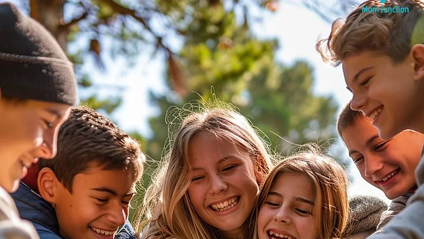 Grupo de jóvenes abrazados en círculo al aire libre