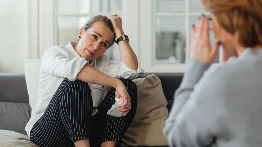 Mujer hablando con su terapeuta sentada en un sofá