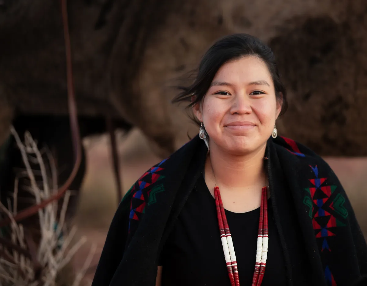 Mujer navajo sonriendo